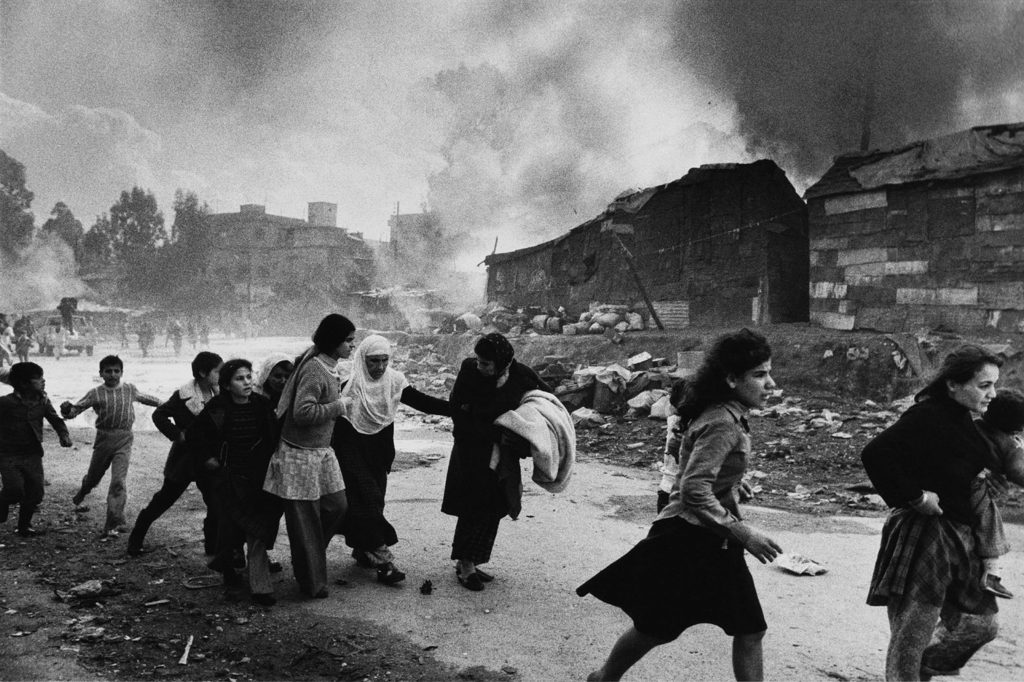 Des Palestiniens fuient l’attaque. Près de 1 500 d’entre eux sont morts dans le massacre de Karantina, perpétré par des tireurs phalangistes chrétiens. Beyrouth, Liban, janvier 1976. Don McCullin
