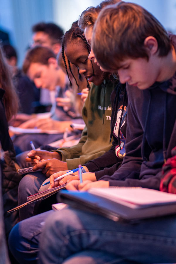 Lyc&eacute;ens reporters durant le Prix Bayeux &copy; Ville de Bayeux