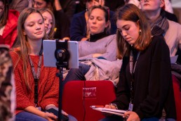 Lycéens reporters lors du Prix Bayeux 2019 © Julien BUYCK - Ville de Bayeux